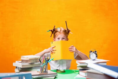 Kleines Mädchen mit vielen Bücher.